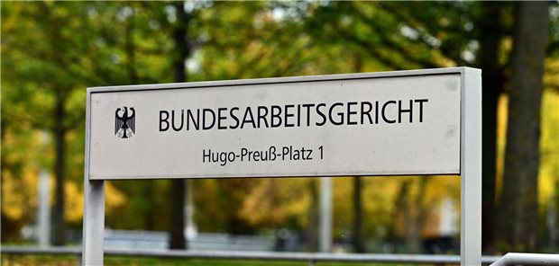 Bundesarbeitsgericht stärkt Kündigungsschutz bei Elternzeit Ein Schild weist auf das Bundesarbeitsgericht in Erfurt hin.