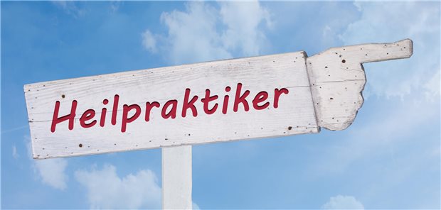 Heilpraktiker: Konsequent unter dem Radar der Gesundheitspolitik Das Foto zeigt ein Schild mit der Aufschrift "Heilpraktiker".