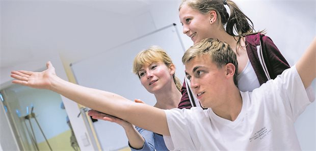 Reformgesetz für Physiotherapie: Nachwuchs kann zwischen Ausbildung oder Studium wählen Das Foto zeigt Studierende der Berlin Brandenburger Akademie der Gesundheit bei ihrer Ausbildung im Fach Physiotherapie.