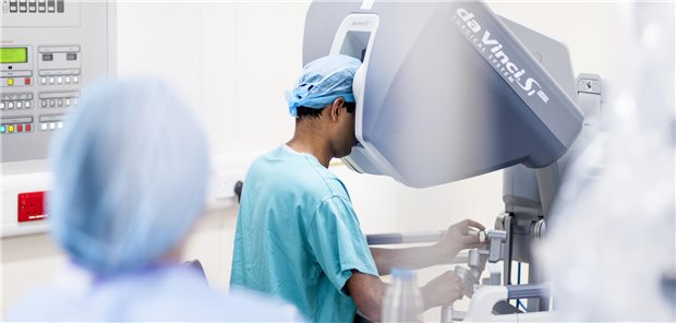 Roboterassistierte Chirurgie senkt Komplikationsraten Das Da-Vinci-System bietet eine dreidimensionale, vergrößerte Sicht und Instrumente, die sich wie eine menschliche Hand bewegen lassen.