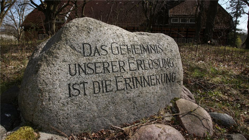 "Das Geheimnis unserer Erlösung ist die Erinnerung" auf einem Gedenkstein vor de...