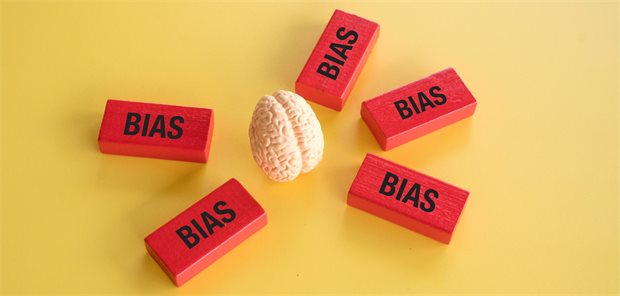 5 häufige Fehler bei der Diagnosestellung – und wie sie sich vermeiden lassen Ein Modell eines Gehirns und 5 Steine mit der Aufschrift Bias.