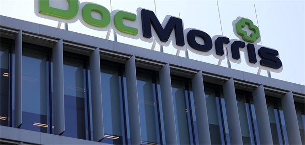 Geschäft mit dem E-Rezept brummt: DocMorris erhöht Jahresprognose Das Logo der Versandapotheke DocMorris steht auf dem Dach der Zentrale
