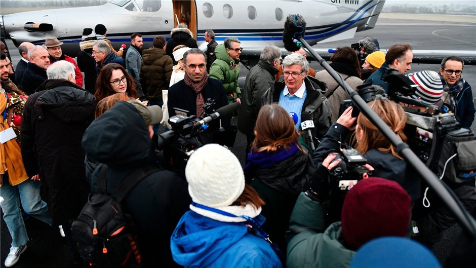 Das Medieninteresse bei Ankunft der Ärzte aus Dijons ist groß.