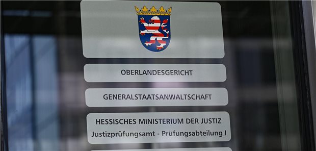Arzt muss keine Auskunft über Samenspende-Zahlen geben Der Eingangsbereich des Oberlandesgerichts (OLG) Frankfurt und der Generalstaatsanwaltschaft ist mit den Namen der Dienststellen beschriftet.