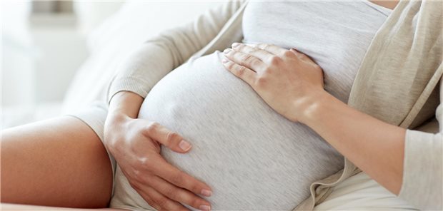 Schwanger mit chronisch-entzündlicher Darmerkrankung: Rezidivrisiko wohl niedriger als gedacht Eine Nahaufnahme einer schwangeren Frau, die zu Hause im Bett liegt.