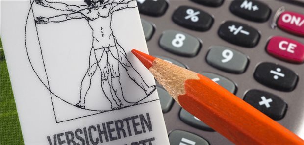 Pokerspiel um Sparmilliarden: Mehr Steuergeld für Bürgergeldbezieher, geringerer GKV-Zuschuss Ein roter Stift zeigt auf eine GKV-Versichertenkarte.