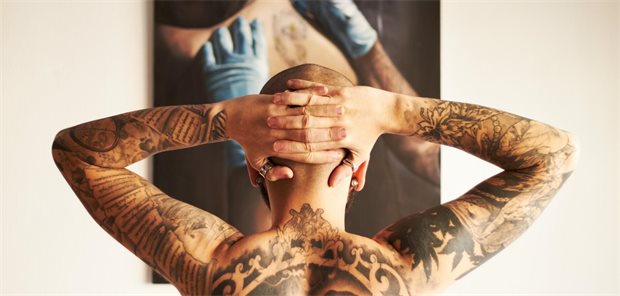 Lebensgefahr! Tattoo mit schockierenden Folgen Die Rückseite eines jungen Mannes mit großflächigen Tätowierungen.