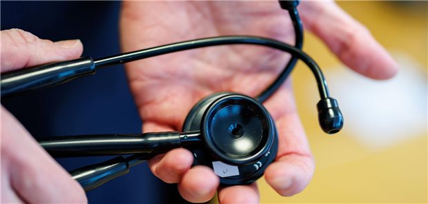 Mehr als 1.200 Ärzte warten in Hessen auf Zulassung Ein Arzt hält ein Stethoskop in den Händen.