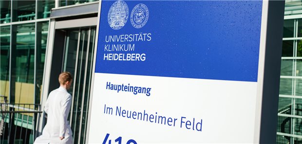 Schild des Universitätsklinikums Heidelberg