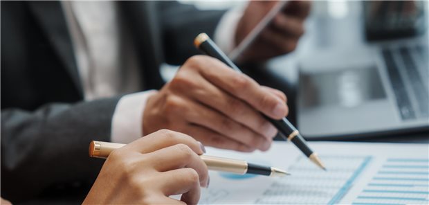 Was einen guten Vermögensverwalter ausmacht Das Zusammenspiel zwischen Vermögensverwalter und Anlegerin oder Anleger läuft am besten, wenn die Schritte der Geldanlage anschaulich erklärt werden.