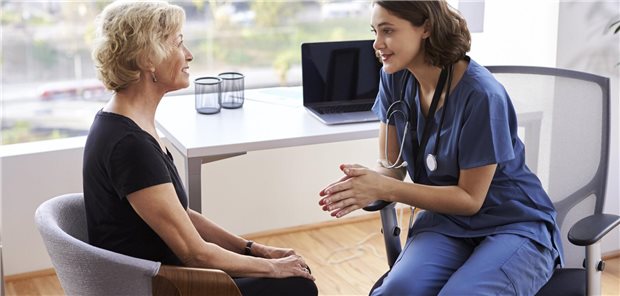 Kommunikation bei Krebs: Wie Ärzte Ängste nehmen und Desinformation gegensteuern Eine Ärztin sitzt einer Patientin gegenüber und hört ihr zu.