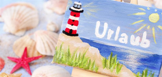 Die Praxis geht in Urlaub? Diese Spielregeln gelten für die Vertretung Leuchtturmbild und Muscheln