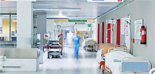 Die Autorinnen und Autoren resümieren, dass die Gründe für das rasche Erreichen einer Remission im stationären Setting (tägliche Visiten, rasche Diagnostik, engmaschiges Monitoring, ...) liegen.