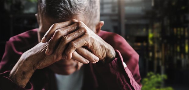 Depression und Fibromyalgie häufig bei schwer therapierbarem Rheuma Ältere Person hält sich die Hände vor das Gesicht.