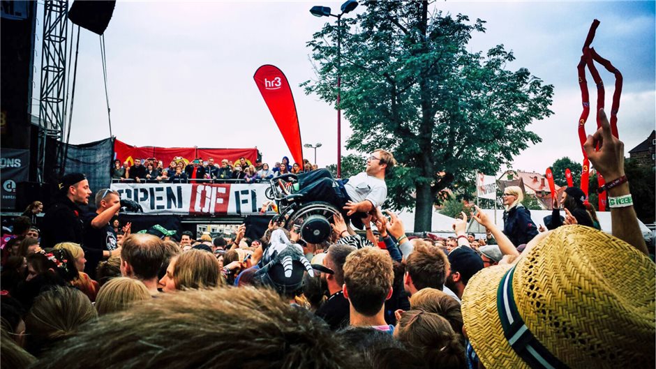 Der 31-Jährige beim Crowdsurfing auf einem Open Flair Festival.