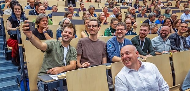 DEGAM-Kongress: Unsere Beiträge im Überblick Beim DEGAM-Kongress machten Teilnehmer ein Selfie.