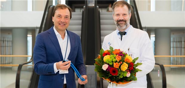 Der Ärztliche Direktor Alex W. Friedrich (l.) begrüßt Lars Hanker als neuen Direktor der Klinik für Frauenheilkunde und Geburtshilfe am UKM.
