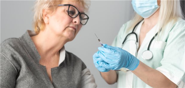 Wo sich besonders wenige Senioren gegen Pneumokokken impfen lassen Eine Ärztin zieht eine Impfung auf, eine ältere Frau sieht sich die Spritze an.