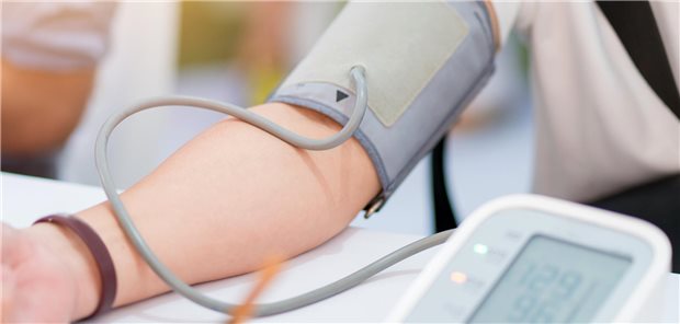 Häufige Fehler in der Hypertonie-Therapie: So geht’s besser! Eine Blutdruckmessung