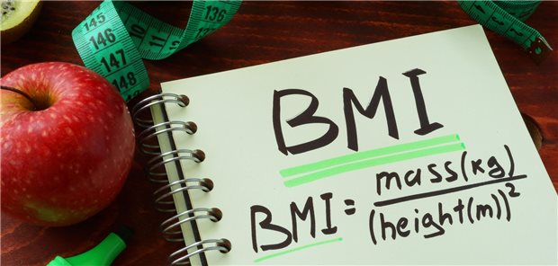 Erhöhte Sterblichkeit bei Brustkrebs durch genetisches BMI-Risiko Die metrische Formerl zur Bestimmung des BMI (Body-Mass-Index) auf einem Notizblockblatt.