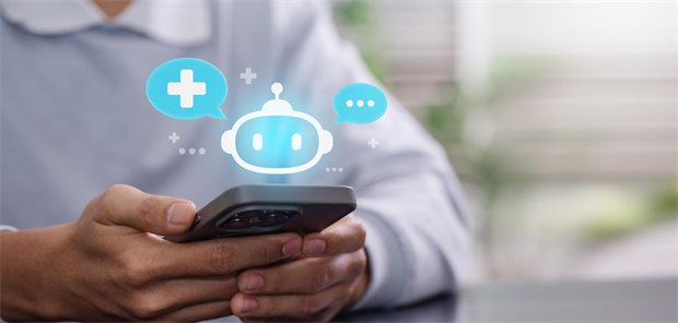 Bundesrat wünscht sich Krankenkassen als „aktive Akteure der Prävention“ Das Foto zeigt eine Person, die ein Smartphone hält sowie die Figur eines Chatbots.