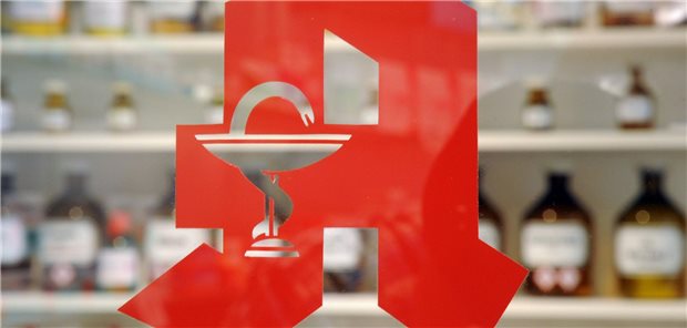 Koalition stimmt für Apothekengesetz – gegen massiven Widerstand von Kassen und Ärzteverbänden Das Foto zeigt das Logo an der Tür einer Apotheke.