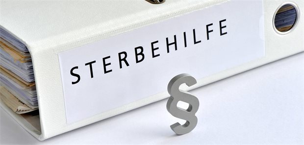 Juristentag an Bundestag: Bei der Suizidhilfe gibt es Schutzlücken! Das Foto zeigt einen Aktenordner mit der Aufschrift "Sterbehilfe".