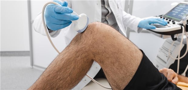 Mediale Meniskusläsionen: Woran erkennt man einen posterioren Wurzelriss im Ultraschall? Die Verletzung des Mensikus eines männlichen Patient wird mit einer Ultraschalluntersuchung durch einen professionellen Sonographen untersucht.