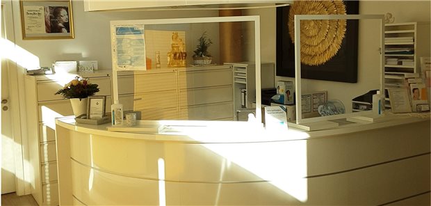 Privatpraxis abzugeben? Das lässt sich regeln! Der Empfang der Gynäkologen-Praxis in Gütersloh: Vor allem die starke Patientinnenbindung überzeugte am Ende das MVZ, das die Praxis erwarb.