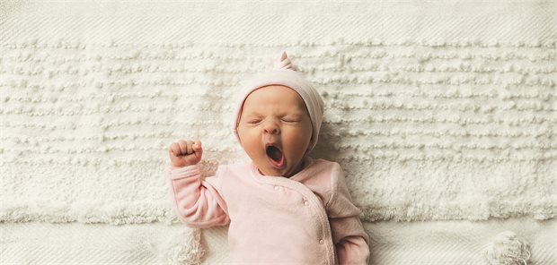 STIKO-Vorsitzender warnt vor Impflücken bei Poliomyelitis Ein Baby liegt auf dem Boden und spielt.