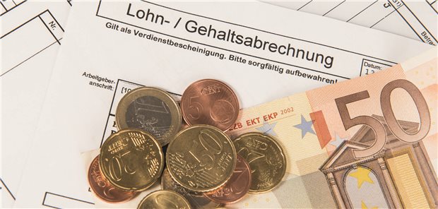 Gehaltsstudie 2026: Physician Assistants verdienen bis zu 4.800 Euro Gehaltszettel mit Münzen