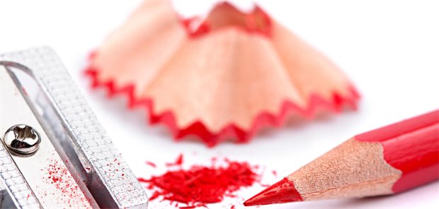 MEDI-Umfrage: Vertragsärzte warnen vor Folgen der Rotstift-Politik Das Foto zeigt einen gespitzten Rotstift mit Spitzer und Spänen.