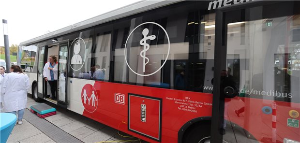 Der Medibus steht Anfang November 2023 anlässlich des Starts des Projekts WATCH vor der Universitätsklinik Jena. Mit dem Projekt soll die Versorgung und Therapie im ländlichen Raum für Patienten mit Post-COVID--Erkrankungen verbessert werden.