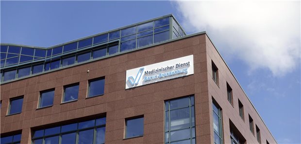Warum es bei der Krankenhausreform hakt: 12 Länder bei Prüfung der Leistungsgruppen im Verzug Der Medizinische Dienst in den Bundesländern sollte bis Ende September beauftragt werden, die Einhaltung der Qualitätskriterien der von Krankenhäusern beantragten Leistungsgruppen zu prüfen. Nur in vier von 16 Ländern ist das bisher geschehen.