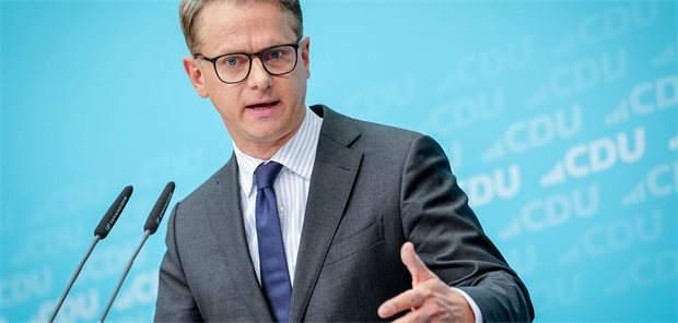 Jede Menge Arbeit für Linnemann: Das kommt jetzt auf den neuen Bundesgesundheitsminister zu Carsten Linnemann steht vor einem Mikrofon und spricht.