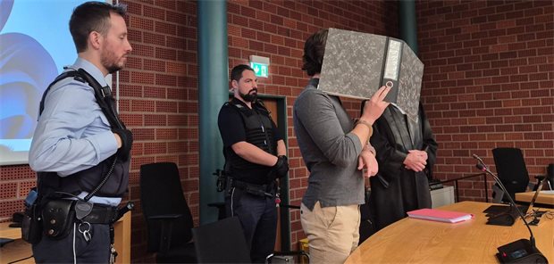 Falscher Schönheitsarzt muss ins Gefängnis Der Angeklagte wird zu seiner Verhandlung im Landgericht Konstanz geführt und verdeckt dabei sein Gesicht mit einem Aktenordner.