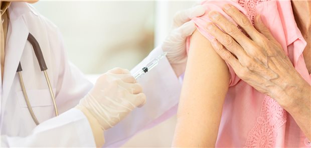 Grippeimpfung: Adjuvantierte und hochdosierte Impfstoffe schützen Ältere wohl besser Eine Ärztin impft eine ältere Frau in den rechten Oberarm.