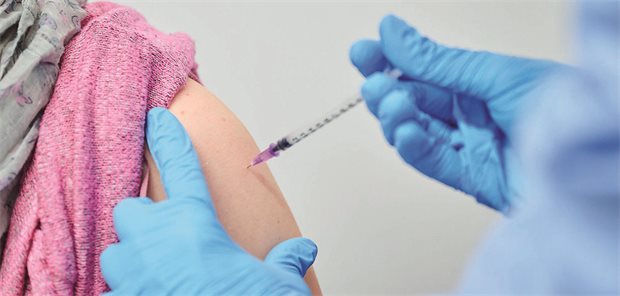 Personalisierter mRNA-Impfstoff senkt in Phase-III-Studie Melanom-Rückfallrisiko deutlich Arzt verabreicht eine Impfung an eine Patientin