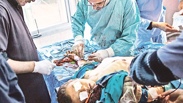 Kranke wurden gezielt angegriffen Die Ärzte ohne Grenzen haben sich in Syrien auf die chirurgische Akutversorgung spezialisiert.