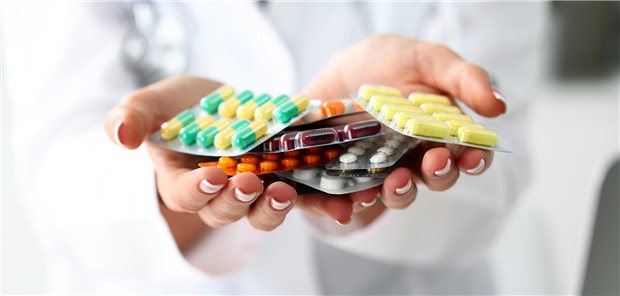 Depressionen: Personalisierte Therapie schlägt Standardversorgung Die Hände einer Ärztin in denen sie verschiedene Tablettenblistern hält.