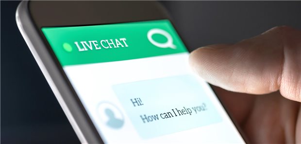 Wie sag ich‘s Patienten, dass der KI-Chatbot falschliegt? Nahaufnahme eines Smartphone-Bildschirm mit dem Chatverlauf des Smartphonebesitzers mit einem Chatbot.