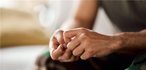 Kohortenstudie: Psychische Traumata erhöhen Risiko für Demenz und Schlaganfall Nahaufnahme der verkrampften Hände eines Mannes.