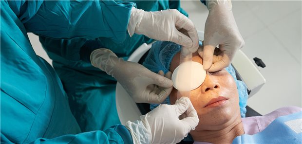Eine Frau wird am Auge operiert.