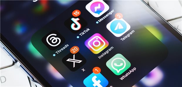 Ist zu wenig Social Media auch nicht gut für Kinder und Jugendliche? Nahaufnahme eines Smartphone-Bildschirmes mit den Icons verschiedener Social-Media-Apps.