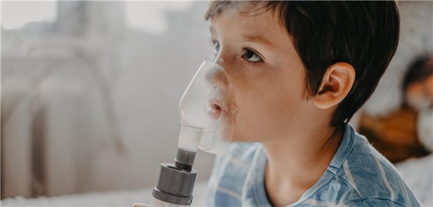 Auch Kortison-Kurzzeittherapie bei Kindern hat Nebenwirkungen Ein krankes Kind atmet durch einen Vernebler ein Kortikosteroid (meistens Dexamethason, Methylprednisolon oder Prednisolon) zur Behandlung seiner Infektion ein.