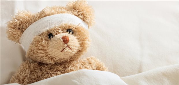 Aufs Bauchgefühl der Eltern ist diagnostisch bedingt Verlass Ein Teddybär mit einem Verband um den Kopf, der im Krankenhaus liegt.