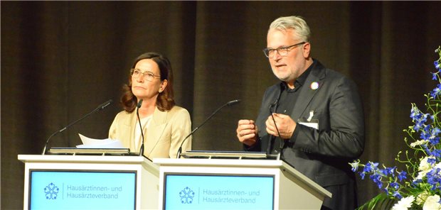 Primärversorgungssystem: Hausärzteverband sieht sich mit HÄPPI gut gerüstet Die Bundesvorsitzenden Nicola Buhlinger-Göpfarth und Markus Blumenthal-Beier bei der Frühjahrstagung des Hausärztinnen- und Hausärzteverbandes in Magdeburg.