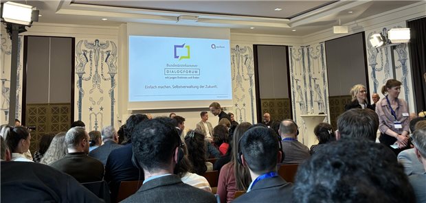 Wie wird die Kammerarbeit für junge Ärzte wieder attraktiv? Blick aufs Podium beim Dialogforum junge Ärztinnen und Ärzte.