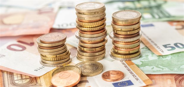 Das kommt: Weniger extrabudgetär, weniger Zuschläge, Deckel bei HZV und Psychotherapie Geldscheine und Münzen auf dem Tisch.